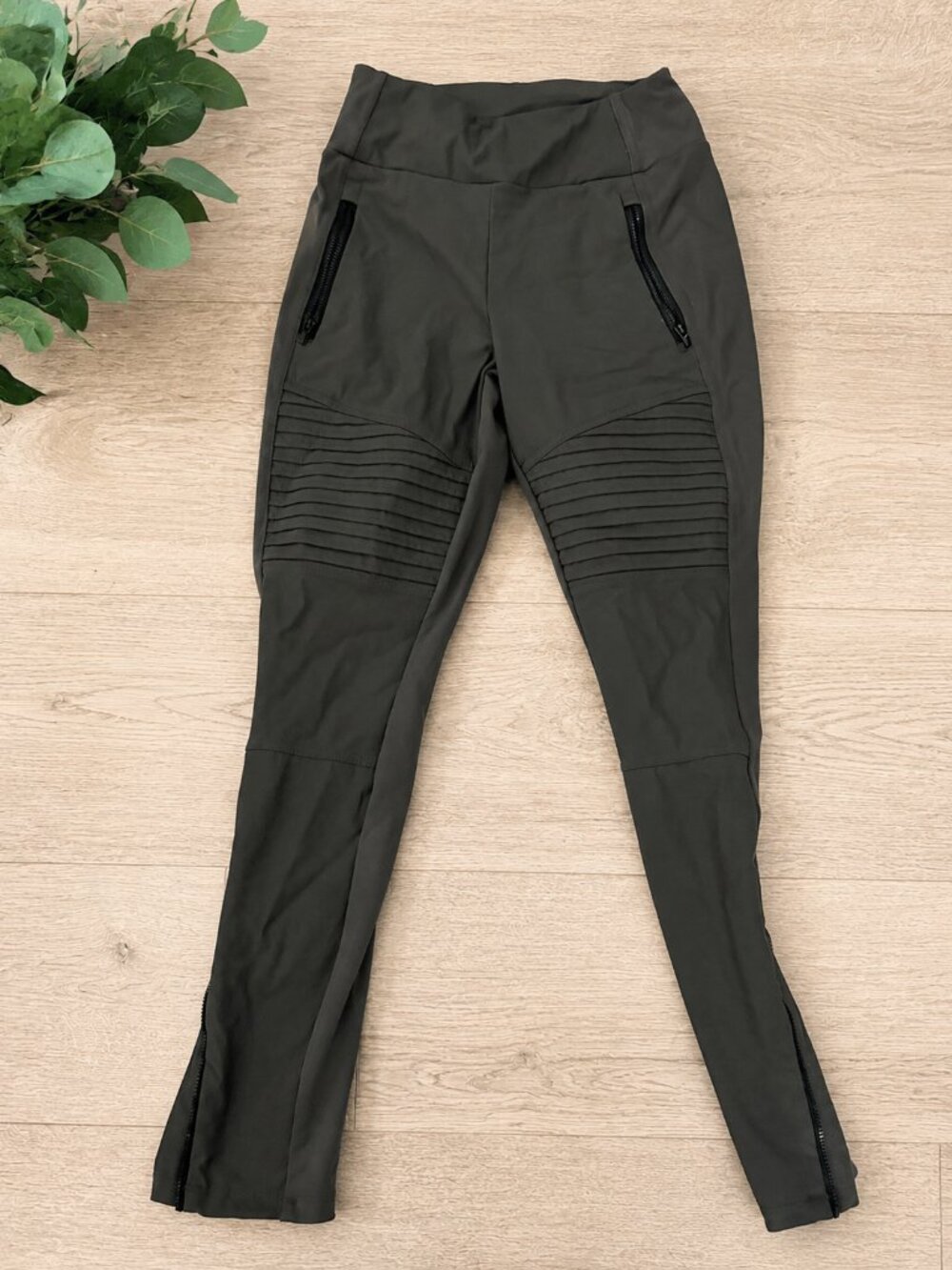 Athleta Headlands Hybrid Moto Tight Black Size 6 Hiking Travel Pants Dark Olive - Picture 2 of 6